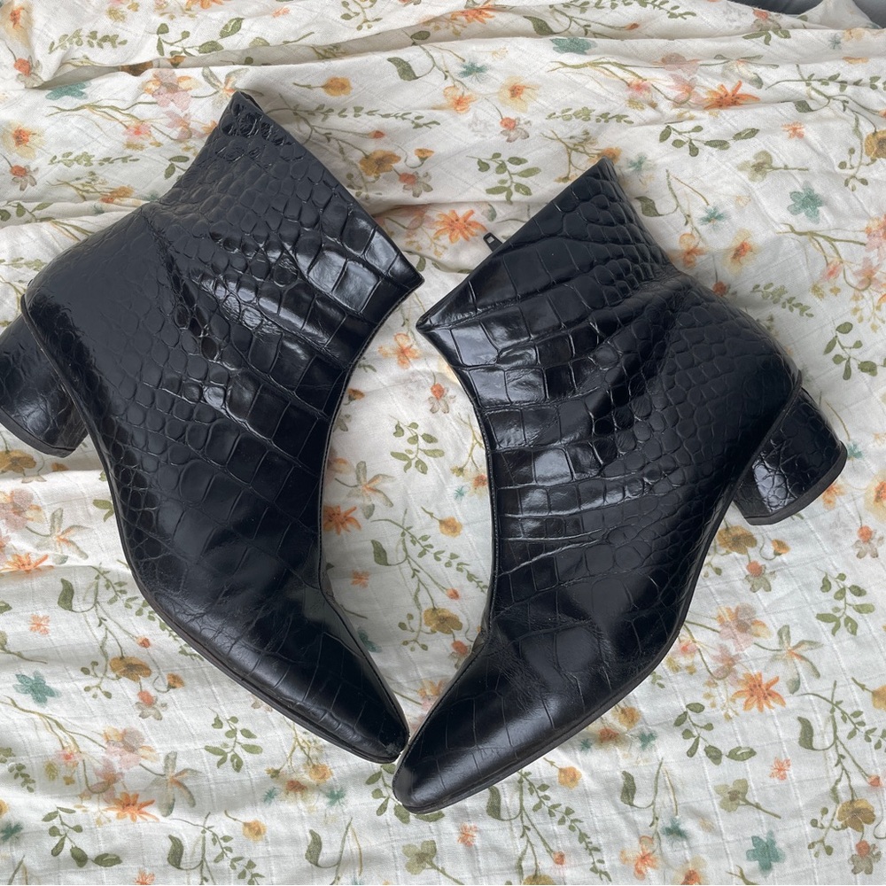 LOQ Matea Black Crocodile-Texture Ankle Booties size 40